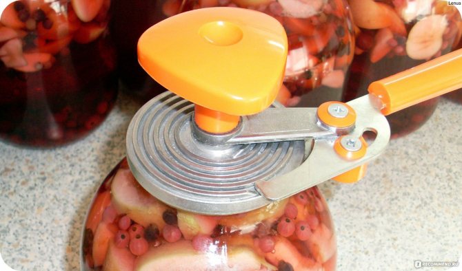 Банки закручиваем специальной машинкой