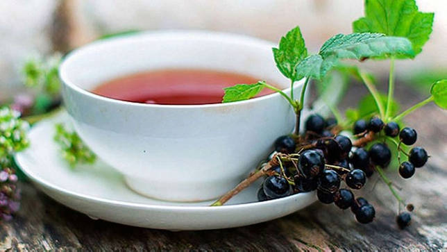 чашка чая из смородины