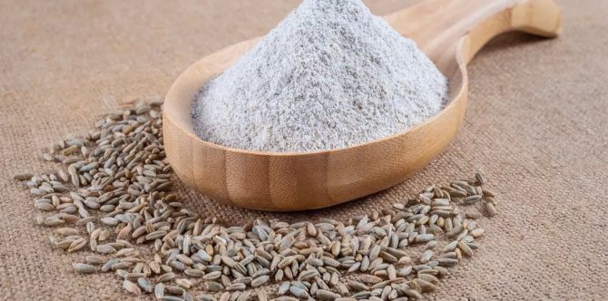 ржаная мука в ложке