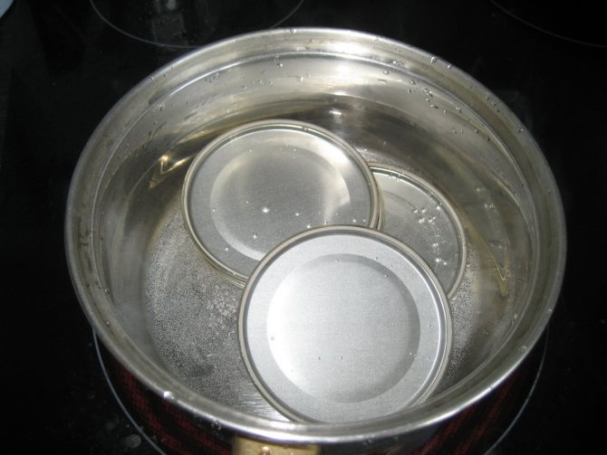 Стерилизовать крышки тоже обязательно