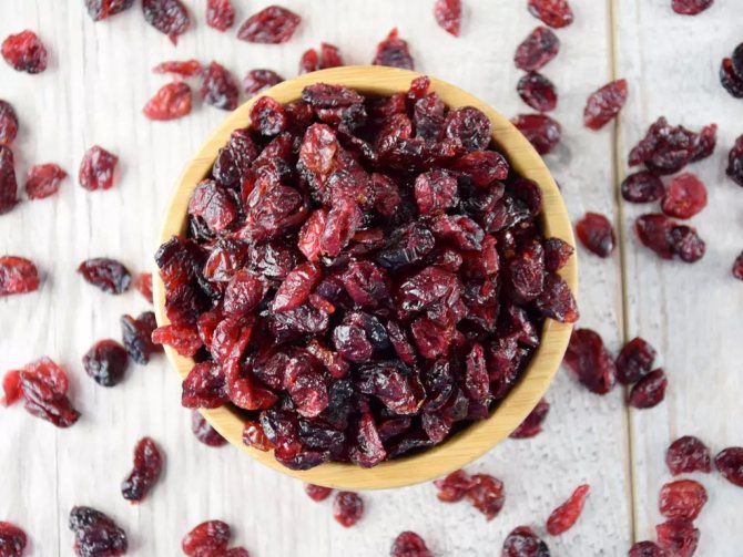 сушеные ягоды клюквы в мисочке