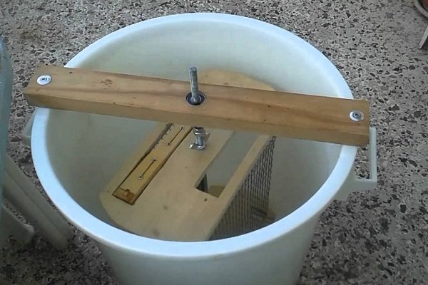 Из пластмассы